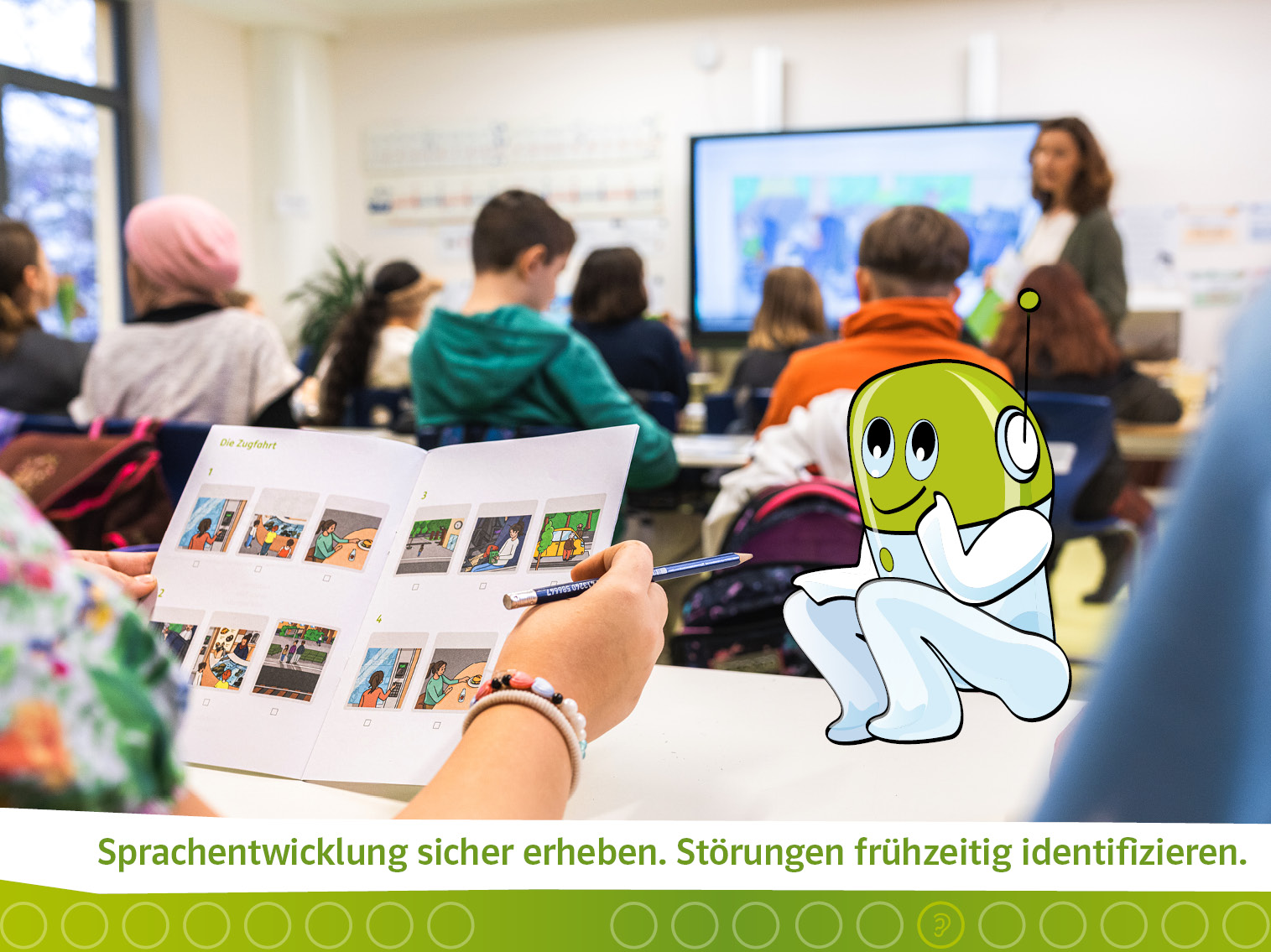 Kind im Klassenzimmer schaut in ein Testheft