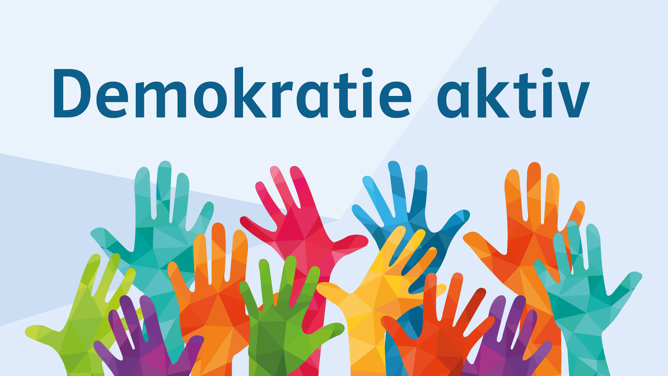 viele farbige, erhobene Hände mit der Aufschrift Demokratie aktiv