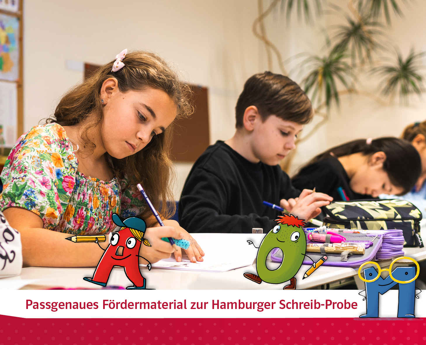 Grundschulkinder schreiben im Klassenzimmer