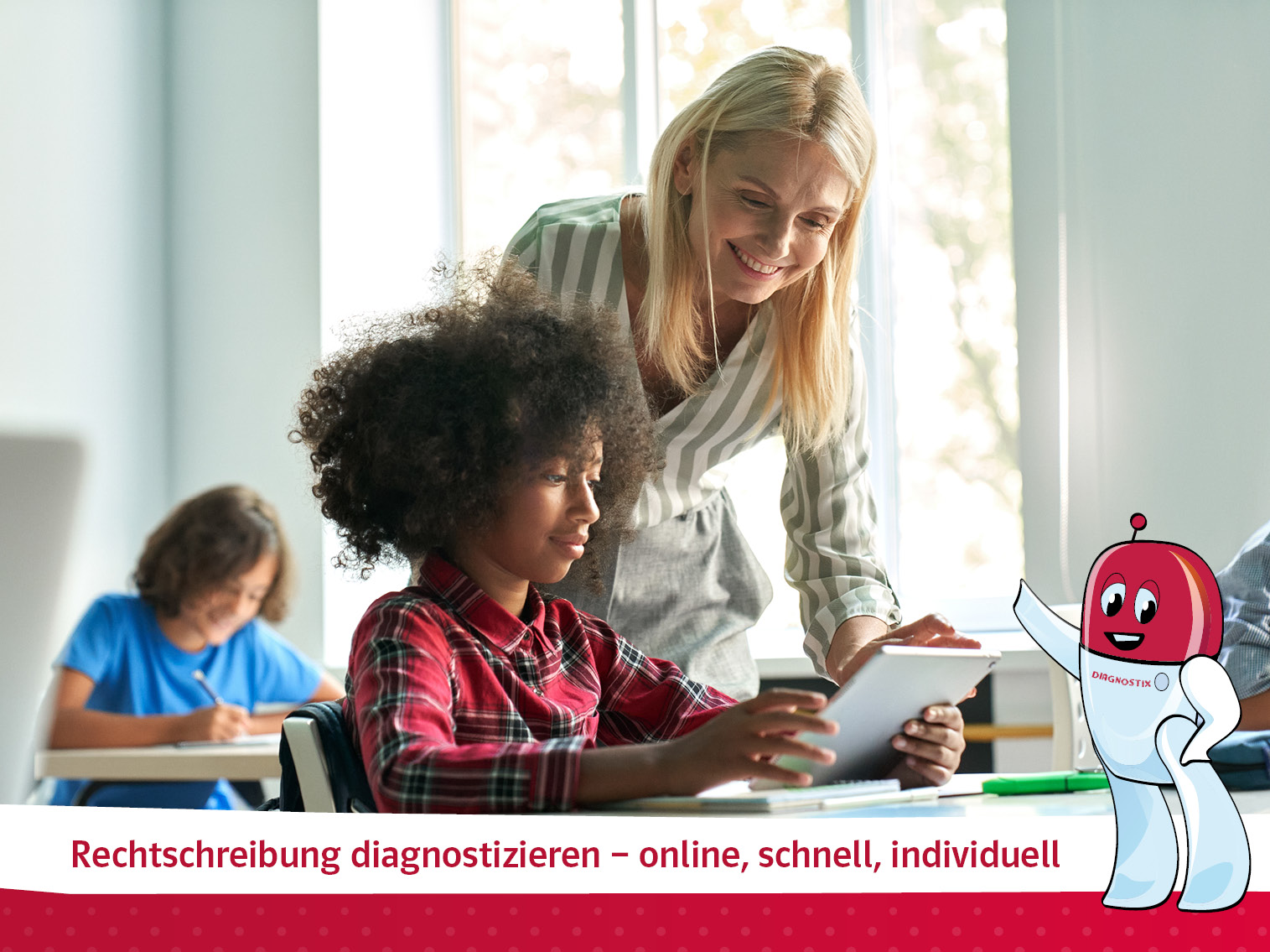 Mädchen mit Tablet in der Hand bekommt Hilfe von Lehrerin