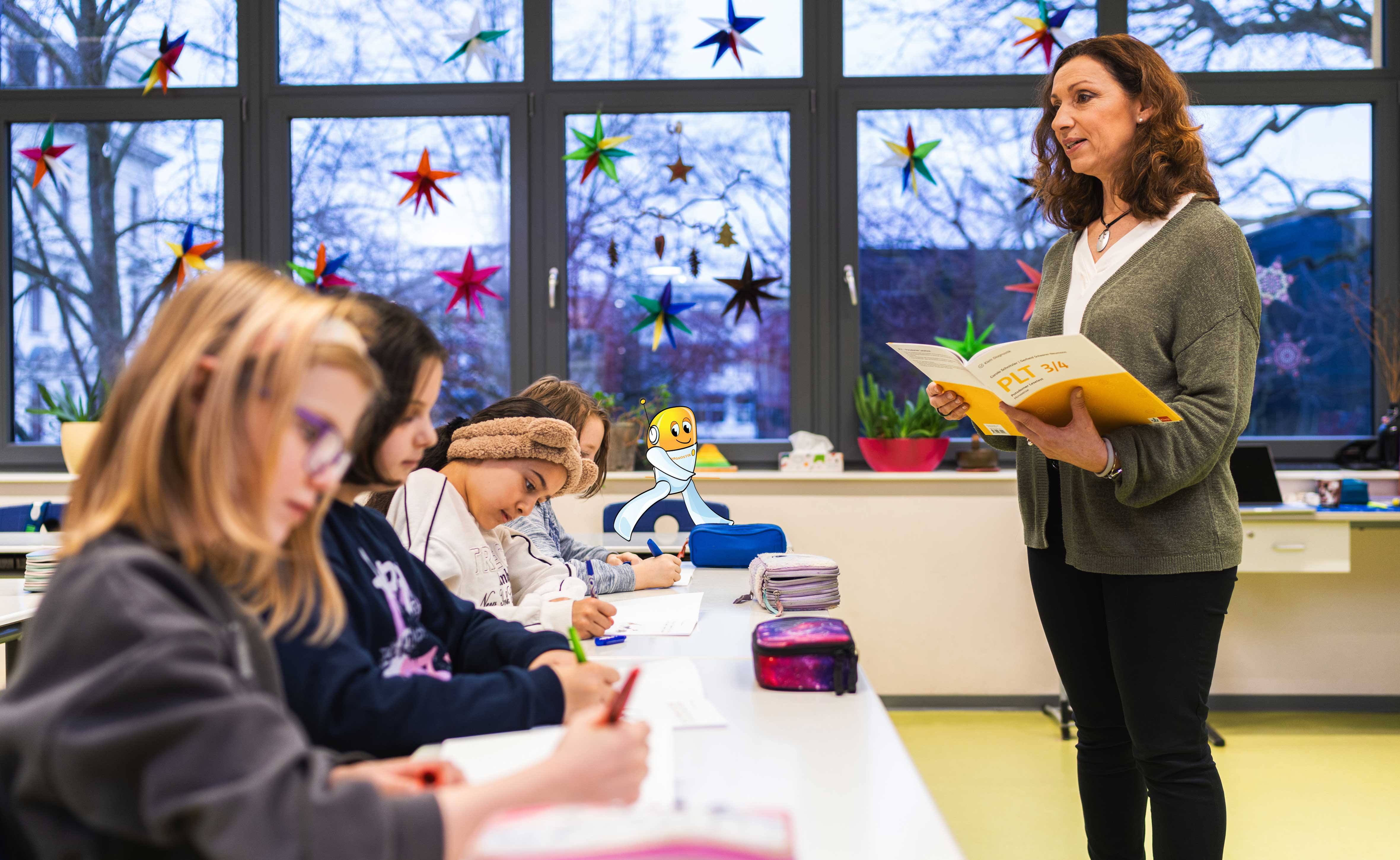 Lehrerin spricht zur Klasse